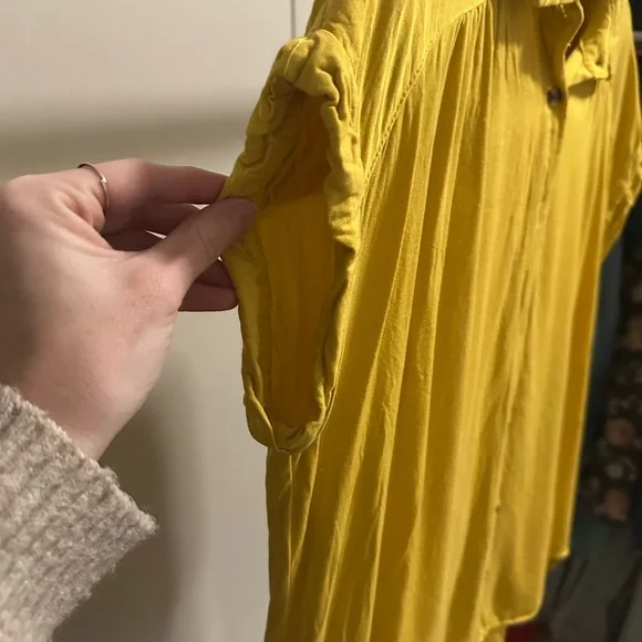 Rose + Olive Women’s Mustard Yellow Short Sleeve Button Down Blouse size Medium - Picture 4 of 5